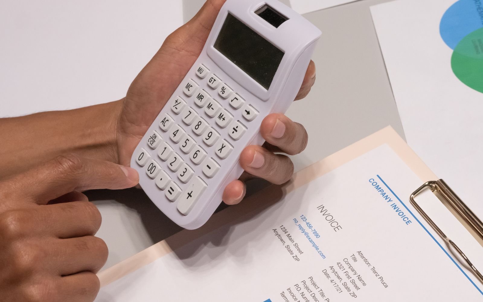 Calculadora junto a una factura de empresa
