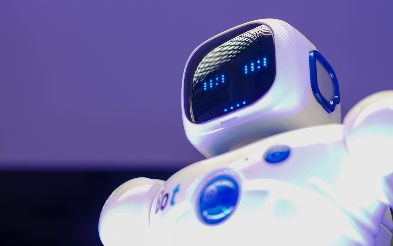 Robot humanoide con pantalla digital