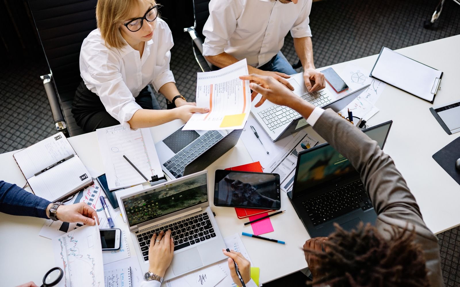 Equipo colaborando en una oficina moderna