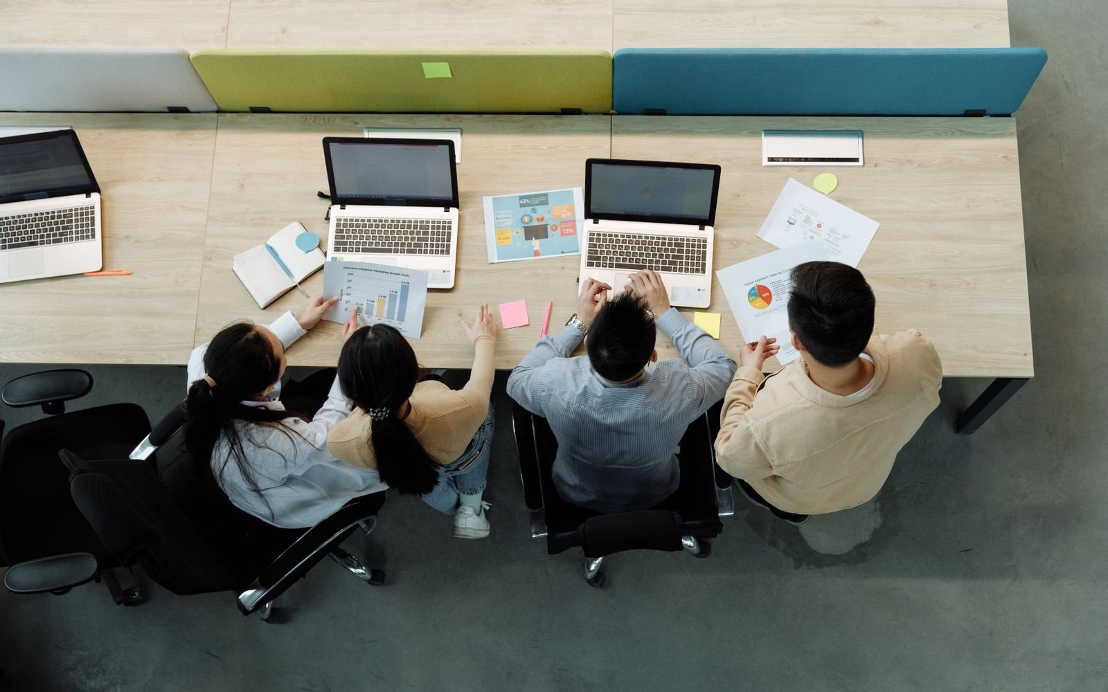 Equipo trabajando con portátiles